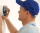 AC Sécurité, technicien avec une casquette bleue installant une caméra de vidéo surveillance à Saint Etienne 42